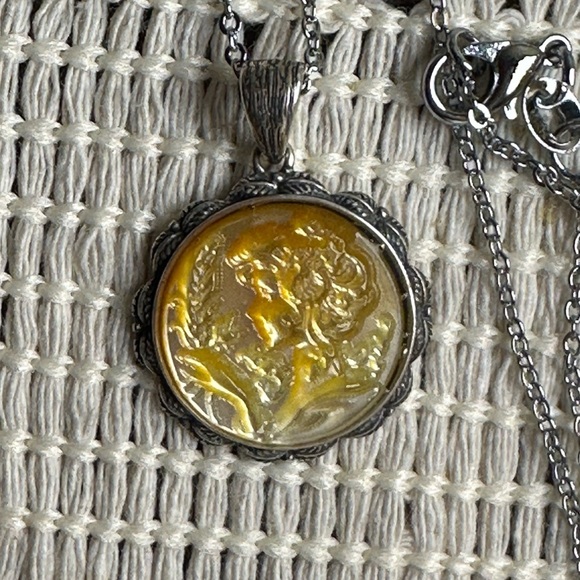 Round Shell with Girl and Feather/Flowers Carving Silver 925 Case and Chain - Picture 9 of 11